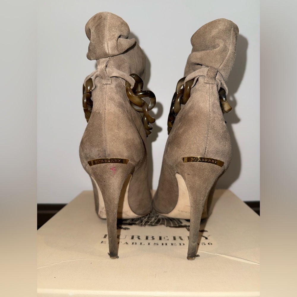 AUTHENTIC Burberry Suede Peep-Toe Ankle Bootie w/ chain detail. With box and bag - Picture 4 of 8